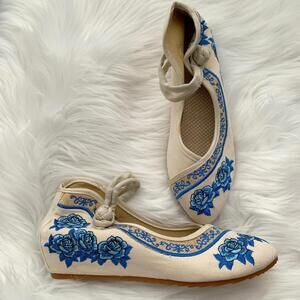 Beige blue floral embroidered Asian slipper shoes sz 240 (7-7.5 US)